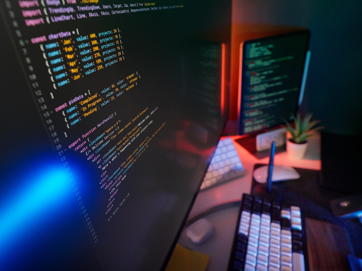 Especialista de soporte TI trabajando frente a varios monitores